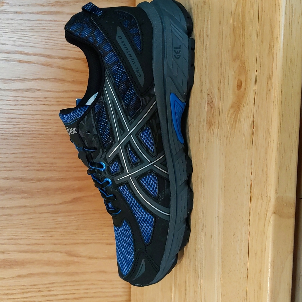ASICS Gel Venture 6, Size 9, new in box